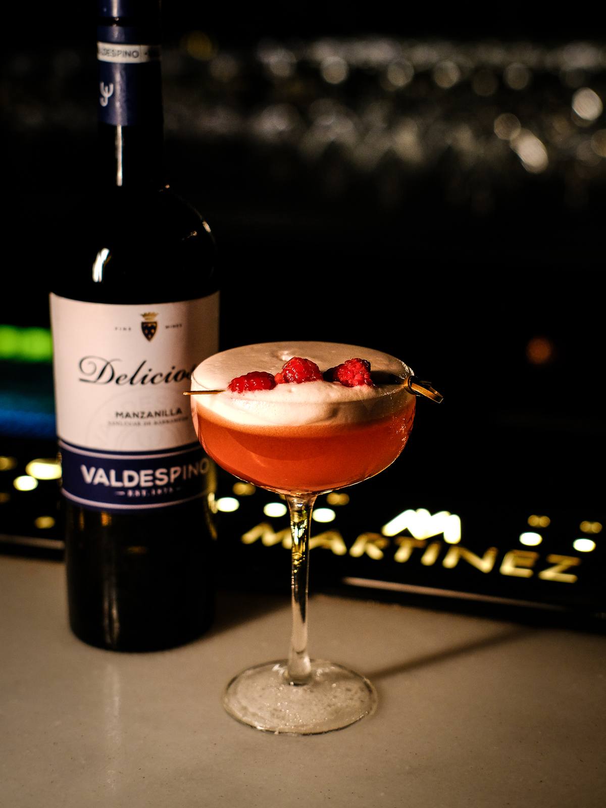 Cóctel con manzanilla Deliciosa de Valdespino junto a la botella