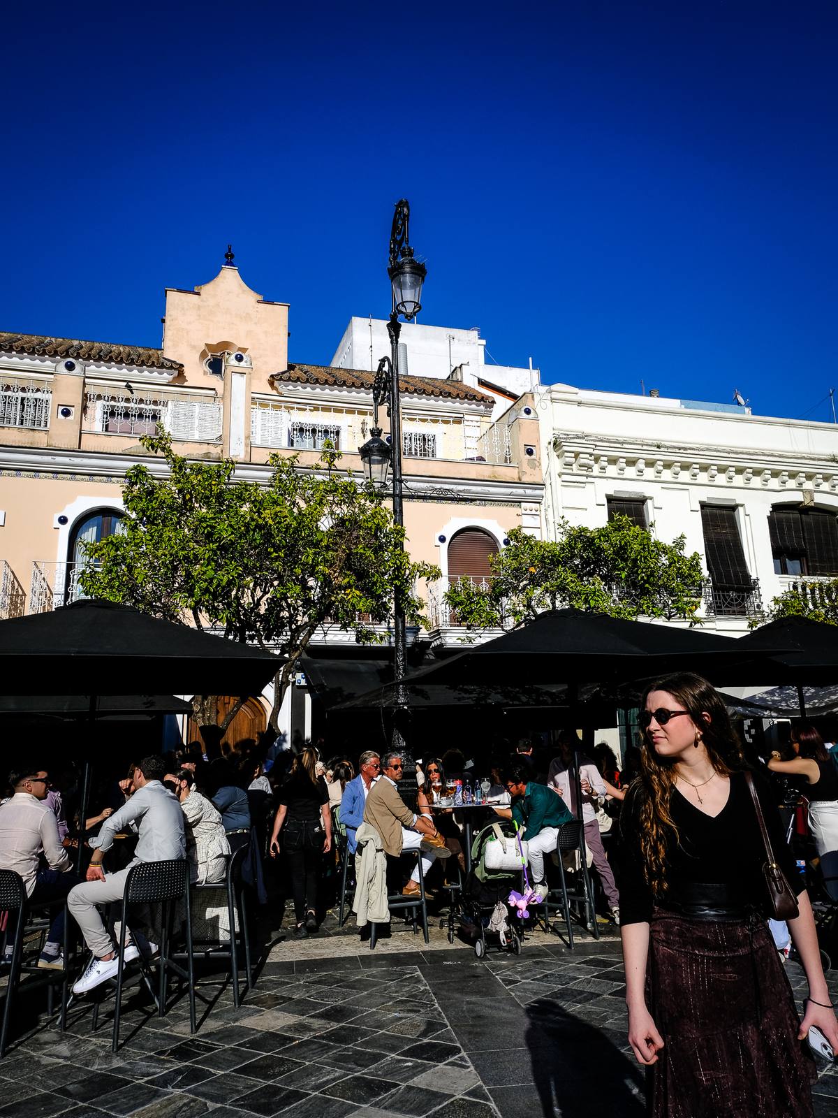 Terraza de Martínez Bar en la Plaza del Cabildo a mediodía